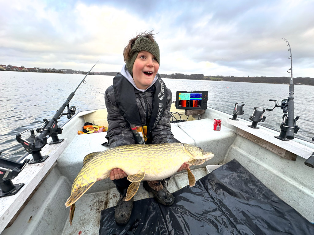 Dreng med fisk