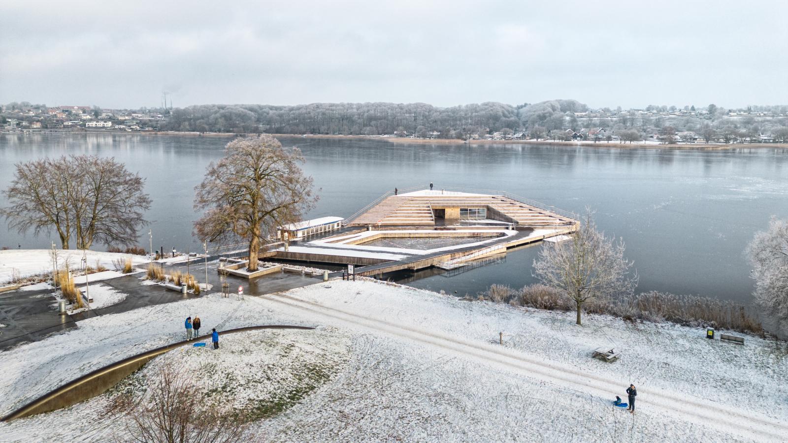 Bybadet i Skanderborg dækket i sne