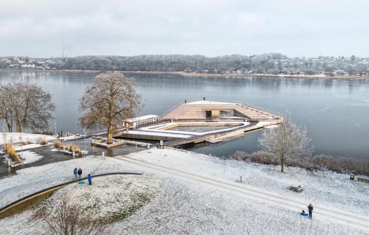 Bybadet i Skanderborg dækket i sne